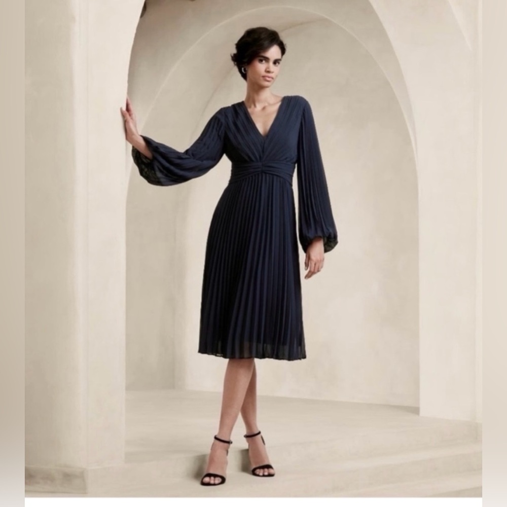 NWT BANANA REPUBLIC CHIFFON PLEATED MIDI DRESS in color Navy Sz. 10